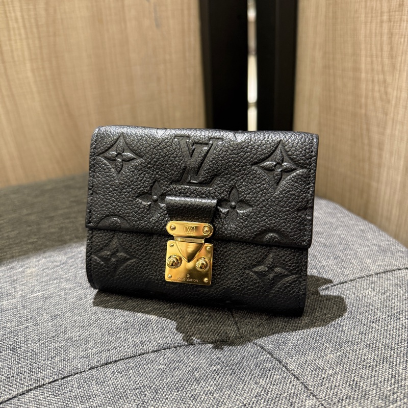 LV M80880 晶片款 黑色壓紋牛皮金釦三折短夾 皮夾-0