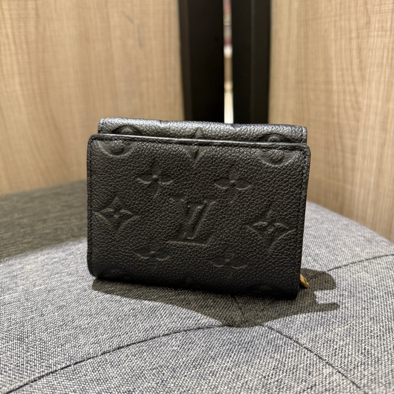 LV M80880 晶片款 黑色壓紋牛皮金釦三折短夾 皮夾-1