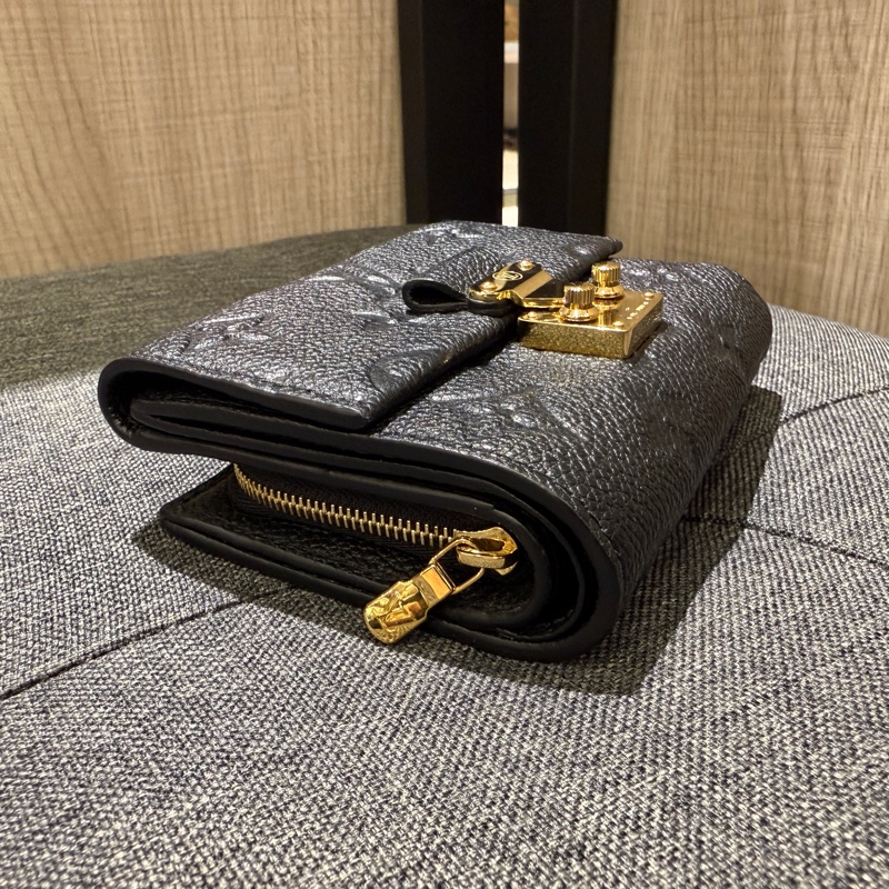 LV M80880 晶片款 黑色壓紋牛皮金釦三折短夾 皮夾-3