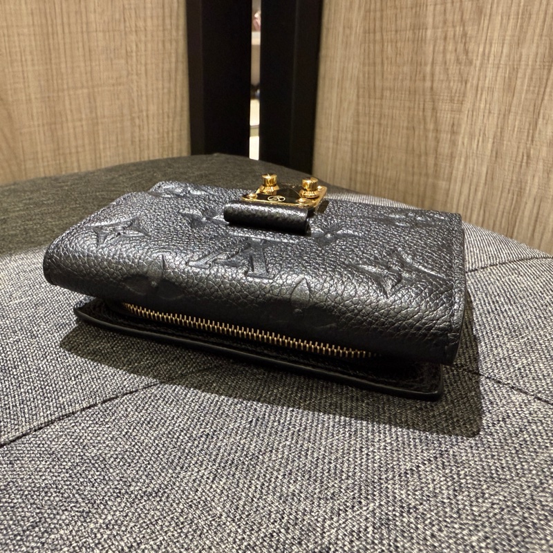 LV M80880 晶片款 黑色壓紋牛皮金釦三折短夾 皮夾-4
