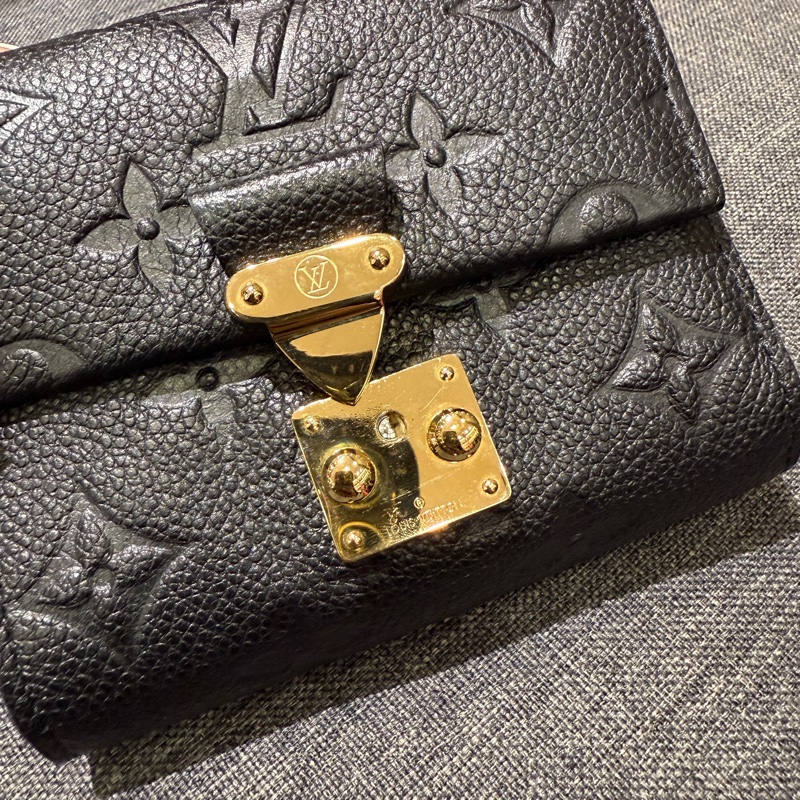 LV M80880 晶片款 黑色壓紋牛皮金釦三折短夾 皮夾-9