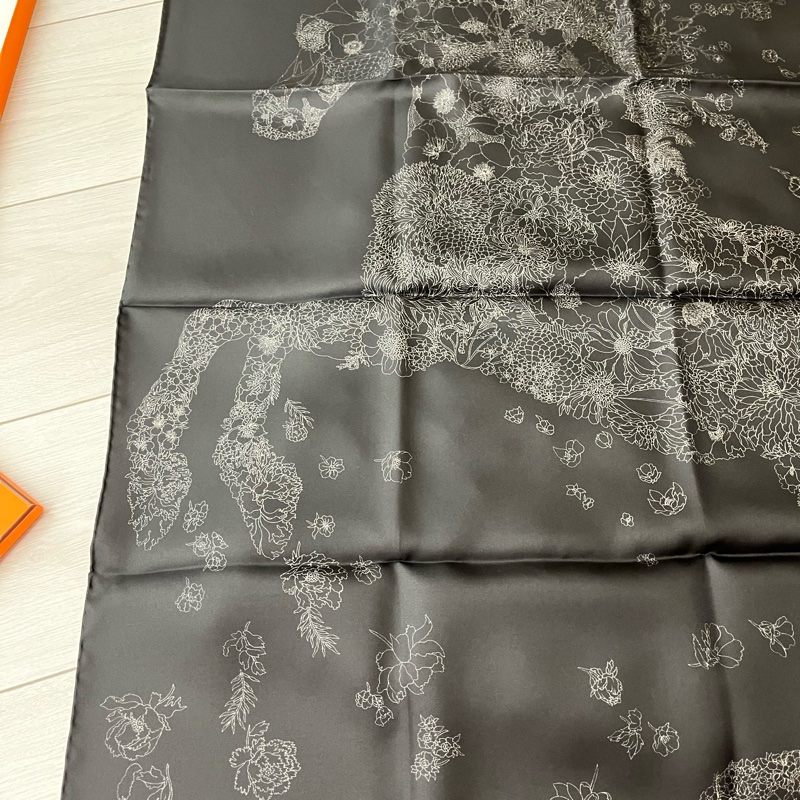 Hermes 輕揚花衣細節 馬上發 90*90 絲巾 絕版-2