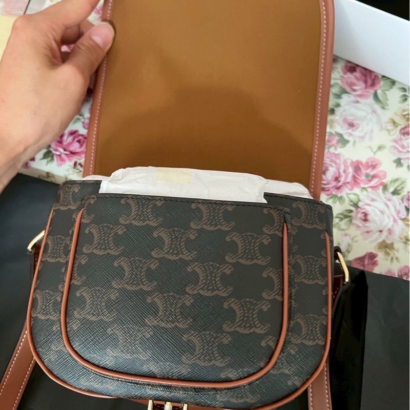 CELINE FOLCO標誌印花牛皮革中號手袋-8