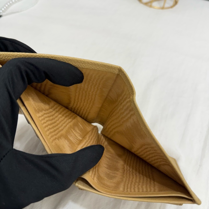 Chanel 奶茶色短夾-18