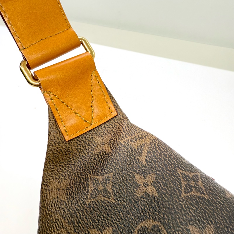 LOUIS VITTION Rush Bumbag 做舊老花紅圓牌胸口包 M11539-5