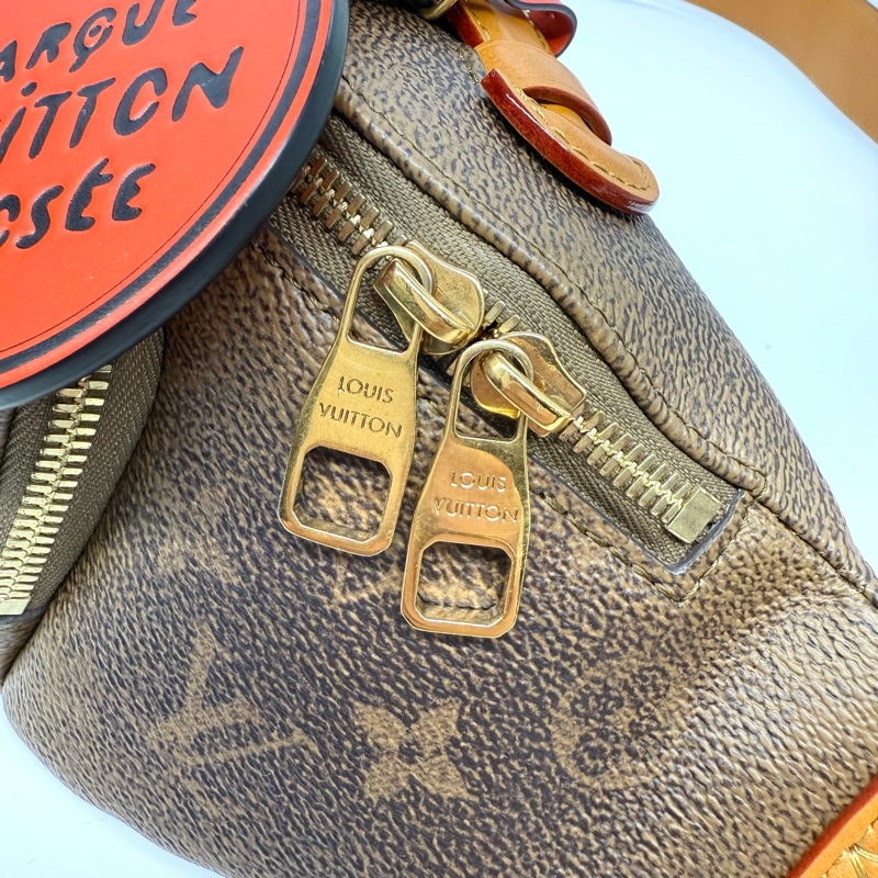 LOUIS VITTION Rush Bumbag 做舊老花紅圓牌胸口包 M11539-23