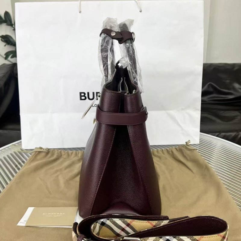 Burberry banner 斜背包酒紅色全皮款 配經典格紋肩帶33×25  全新 配件塵袋-2