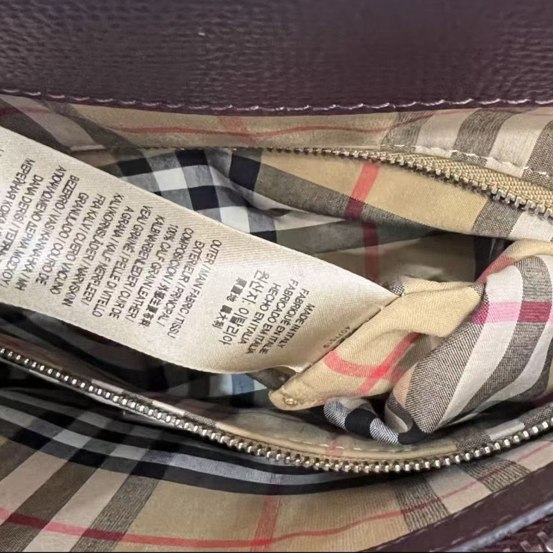 Burberry banner 斜背包酒紅色全皮款 配經典格紋肩帶33×25  全新 配件塵袋-3