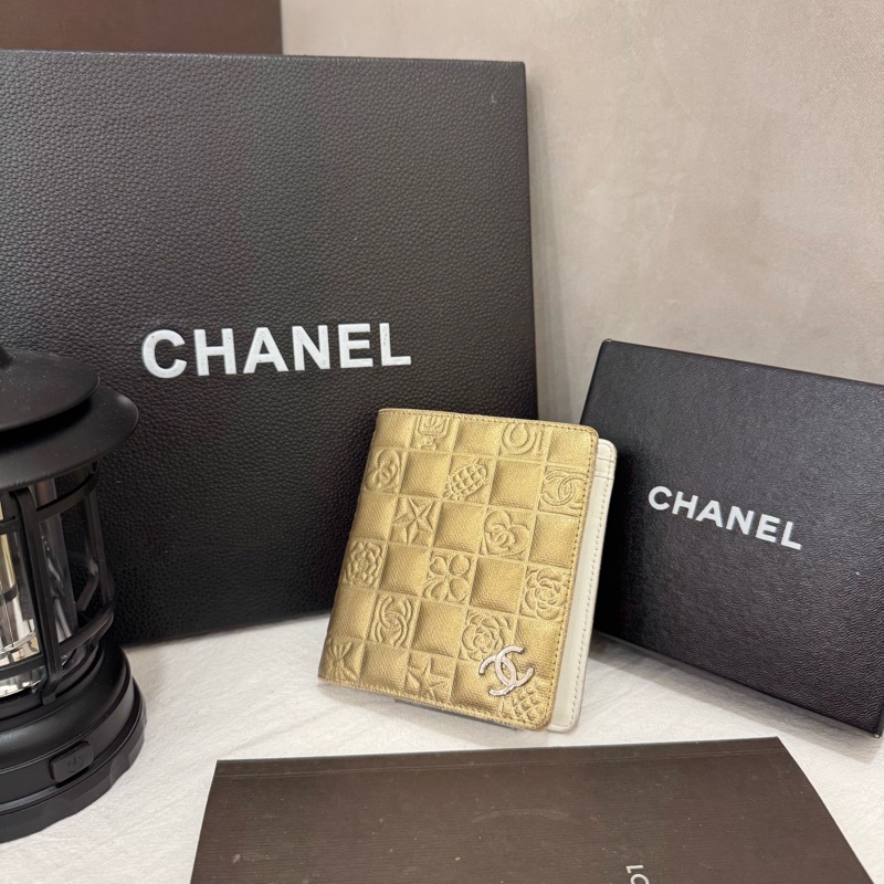 CHANEL 金屬色山茶花壓紋皮革對摺短夾-1