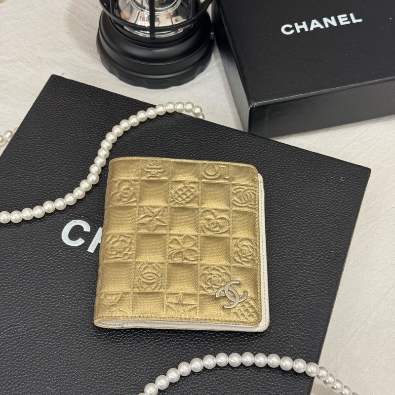 CHANEL 金屬色山茶花壓紋皮革對摺短夾-2