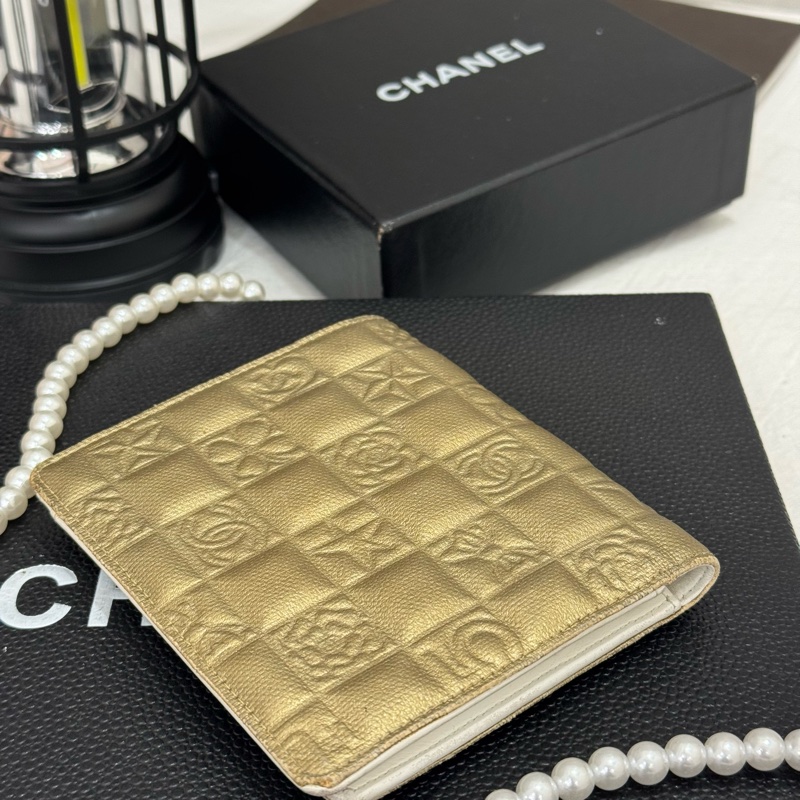 CHANEL 金屬色山茶花壓紋皮革對摺短夾-3