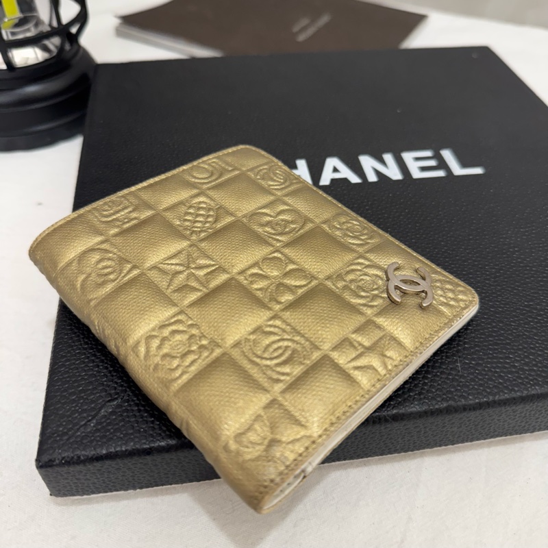 CHANEL 金屬色山茶花壓紋皮革對摺短夾-4