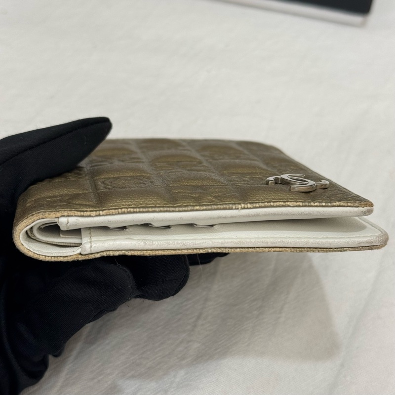 CHANEL 金屬色山茶花壓紋皮革對摺短夾-5