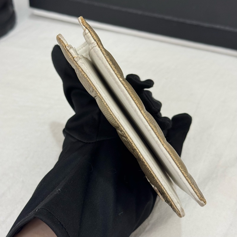 CHANEL 金屬色山茶花壓紋皮革對摺短夾-6