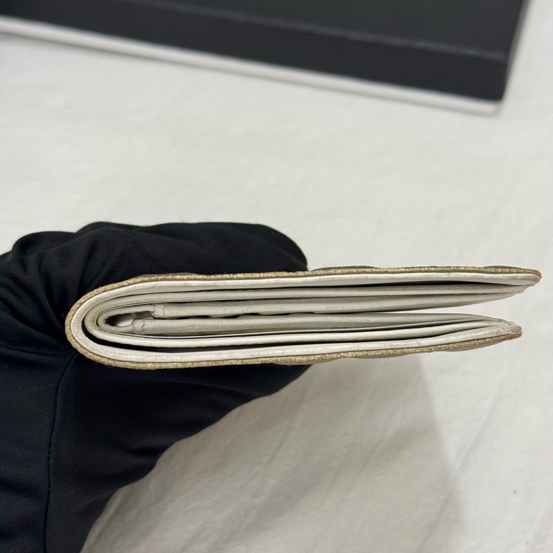 CHANEL 金屬色山茶花壓紋皮革對摺短夾-7