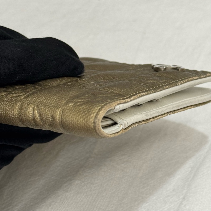 CHANEL 金屬色山茶花壓紋皮革對摺短夾-8