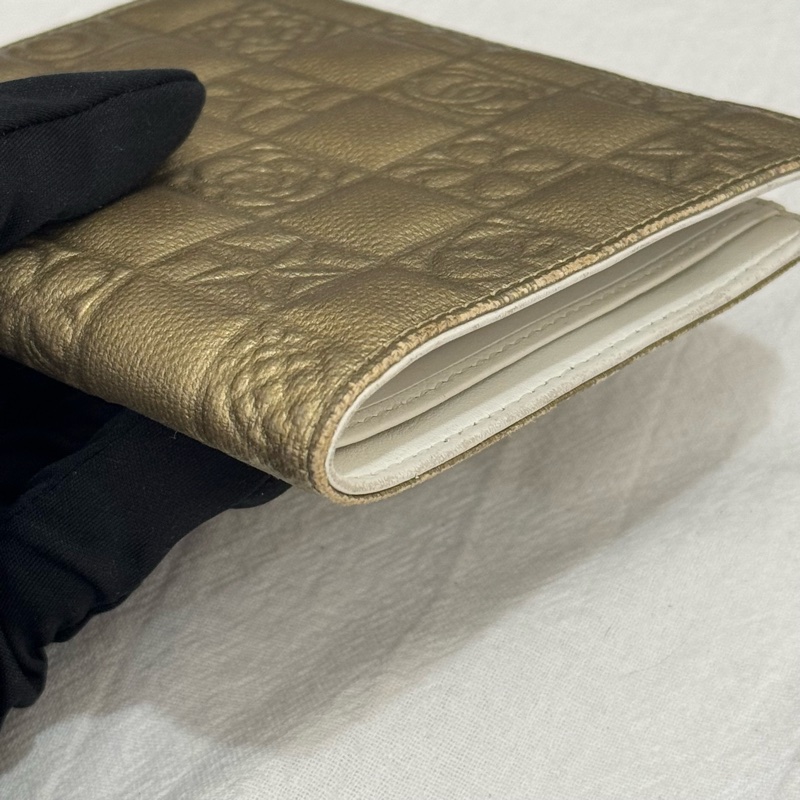 CHANEL 金屬色山茶花壓紋皮革對摺短夾-9