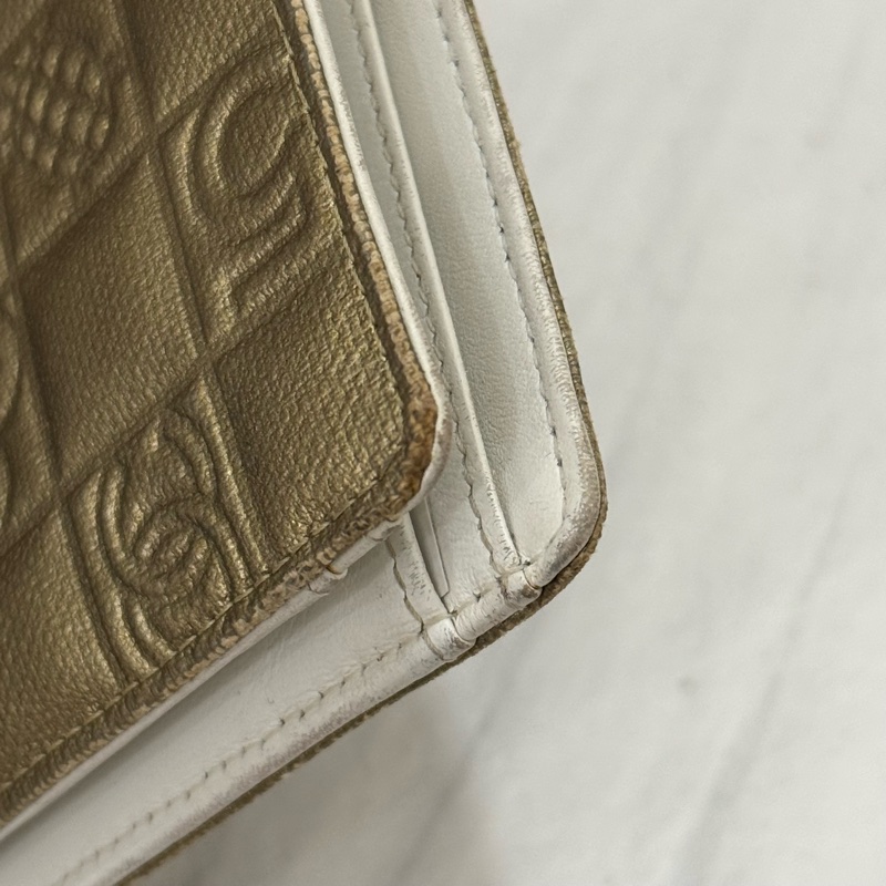 CHANEL 金屬色山茶花壓紋皮革對摺短夾-10