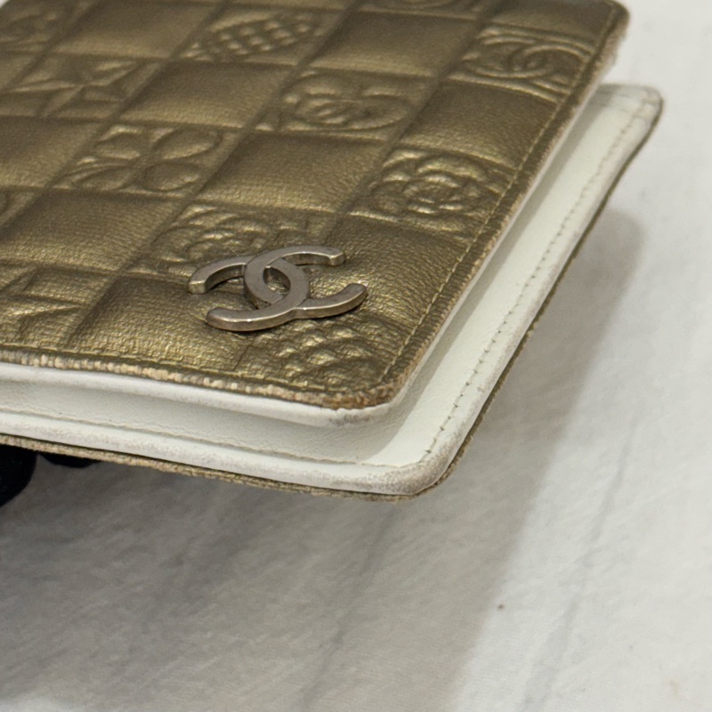 CHANEL 金屬色山茶花壓紋皮革對摺短夾-11