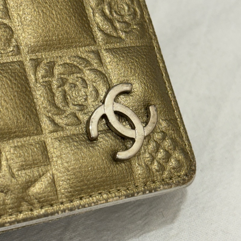 CHANEL 金屬色山茶花壓紋皮革對摺短夾-12