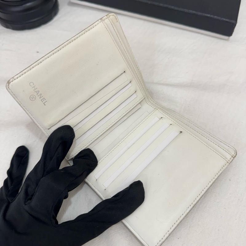 CHANEL 金屬色山茶花壓紋皮革對摺短夾-13