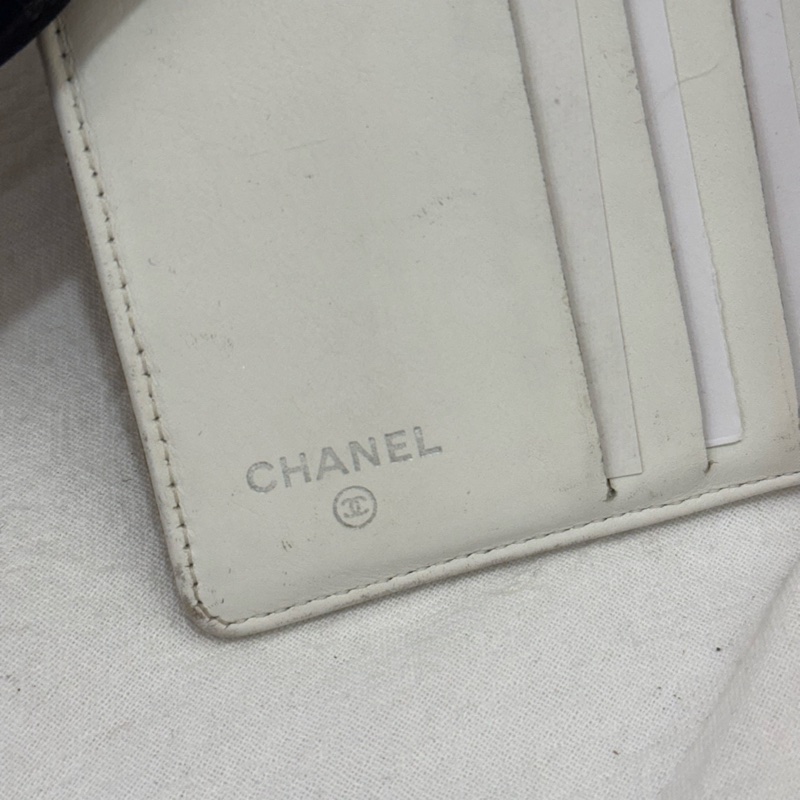 CHANEL 金屬色山茶花壓紋皮革對摺短夾-14