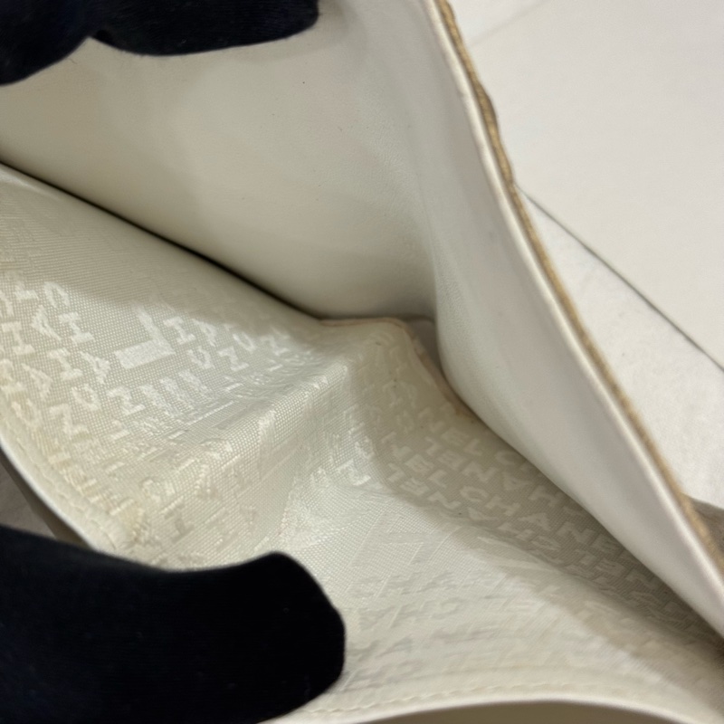 CHANEL 金屬色山茶花壓紋皮革對摺短夾-16