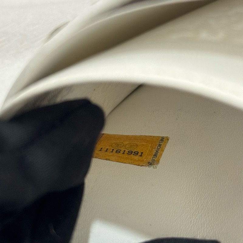 CHANEL 金屬色山茶花壓紋皮革對摺短夾-17