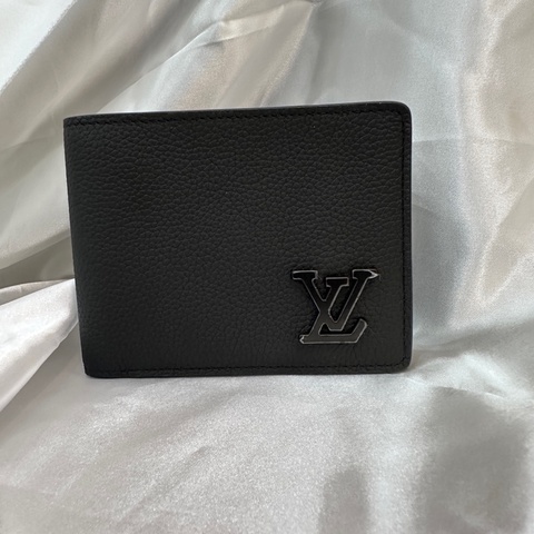 LV 小牛皮對開短夾
