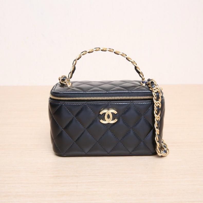 CHANEL(香奈兒) 22S 手提長盒子化妝包 帶鏡子 16cm 黑色 鐳射標 金扣 雙皮穿拼金屬字母手柄-0