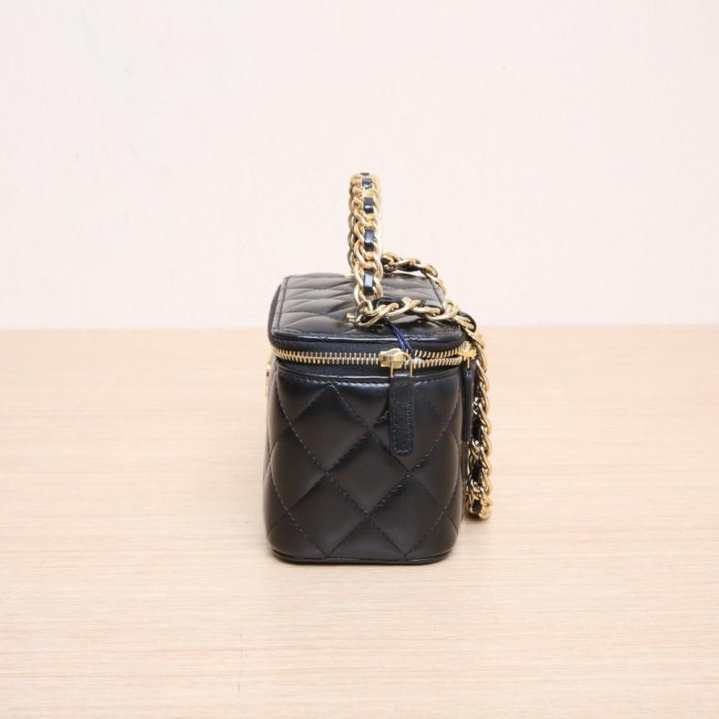 CHANEL(香奈兒) 22S 手提長盒子化妝包 帶鏡子 16cm 黑色 鐳射標 金扣 雙皮穿拼金屬字母手柄-1