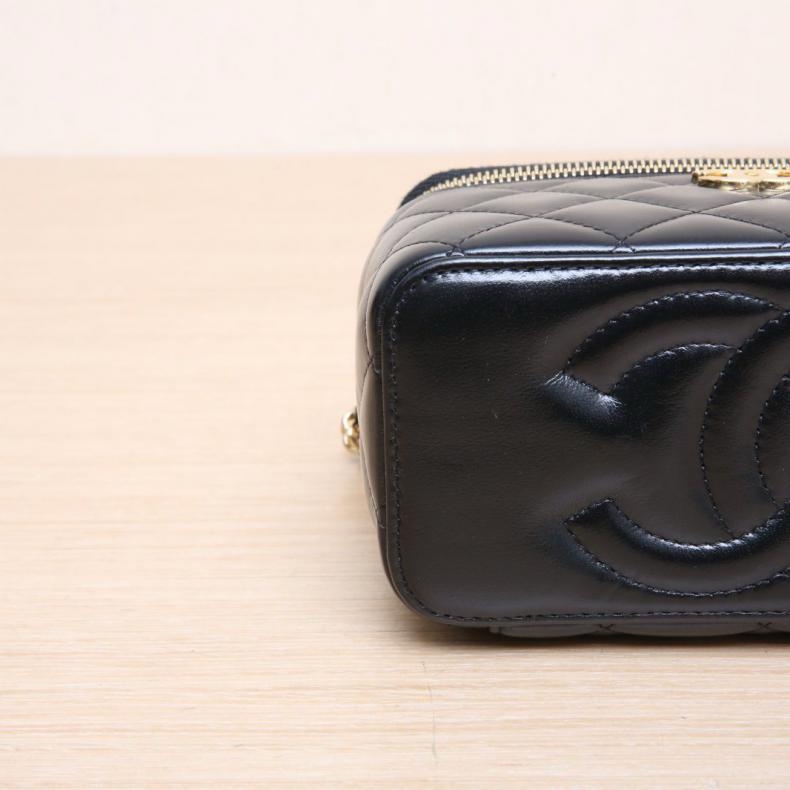 CHANEL(香奈兒) 22S 手提長盒子化妝包 帶鏡子 16cm 黑色 鐳射標 金扣 雙皮穿拼金屬字母手柄-3
