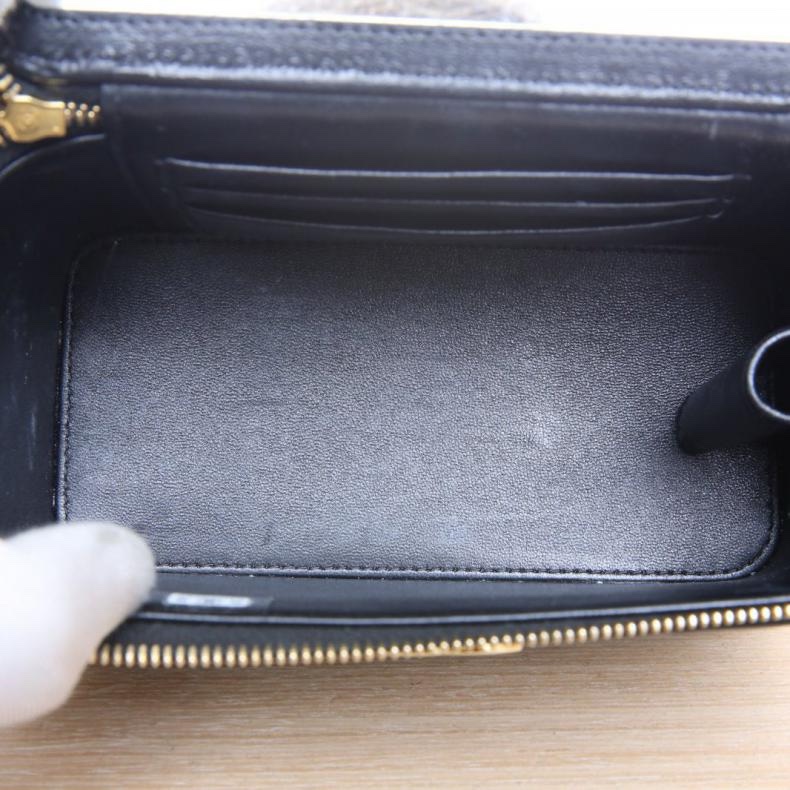 CHANEL(香奈兒) 22S 手提長盒子化妝包 帶鏡子 16cm 黑色 鐳射標 金扣 雙皮穿拼金屬字母手柄-4