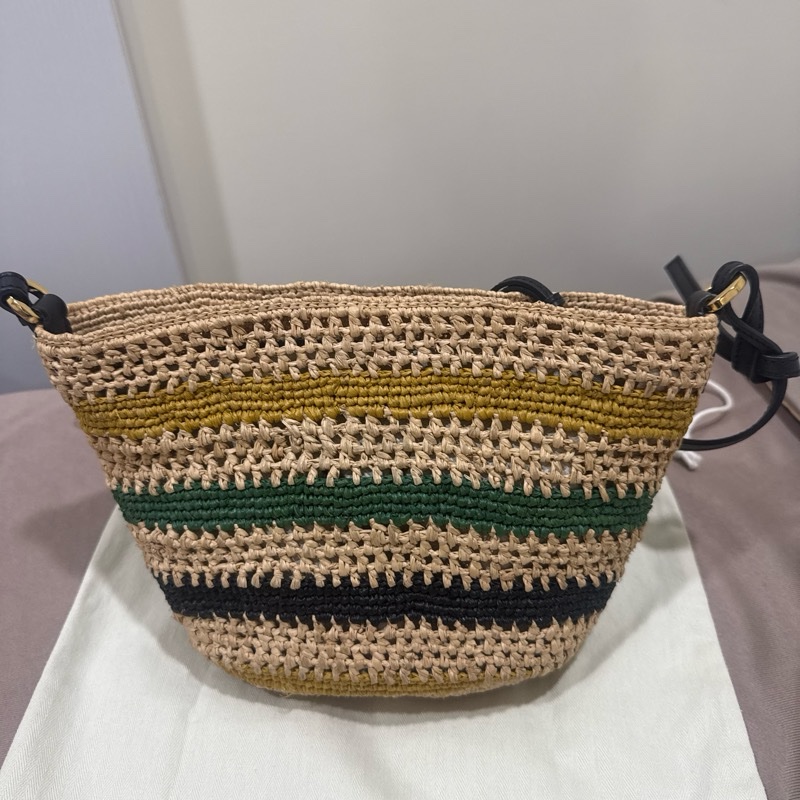 LOEWE 新款Anagram 立體壓紋拼皮條紋酒椰纖維 Pochette水桶斜背包-1