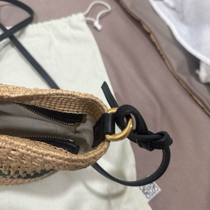 LOEWE 新款Anagram 立體壓紋拼皮條紋酒椰纖維 Pochette水桶斜背包-4