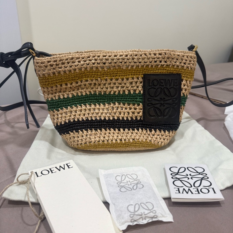 LOEWE 新款Anagram 立體壓紋拼皮條紋酒椰纖維 Pochette水桶斜背包-5