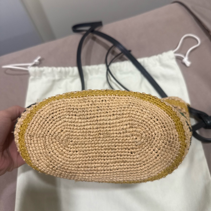 LOEWE 新款Anagram 立體壓紋拼皮條紋酒椰纖維 Pochette水桶斜背包-7