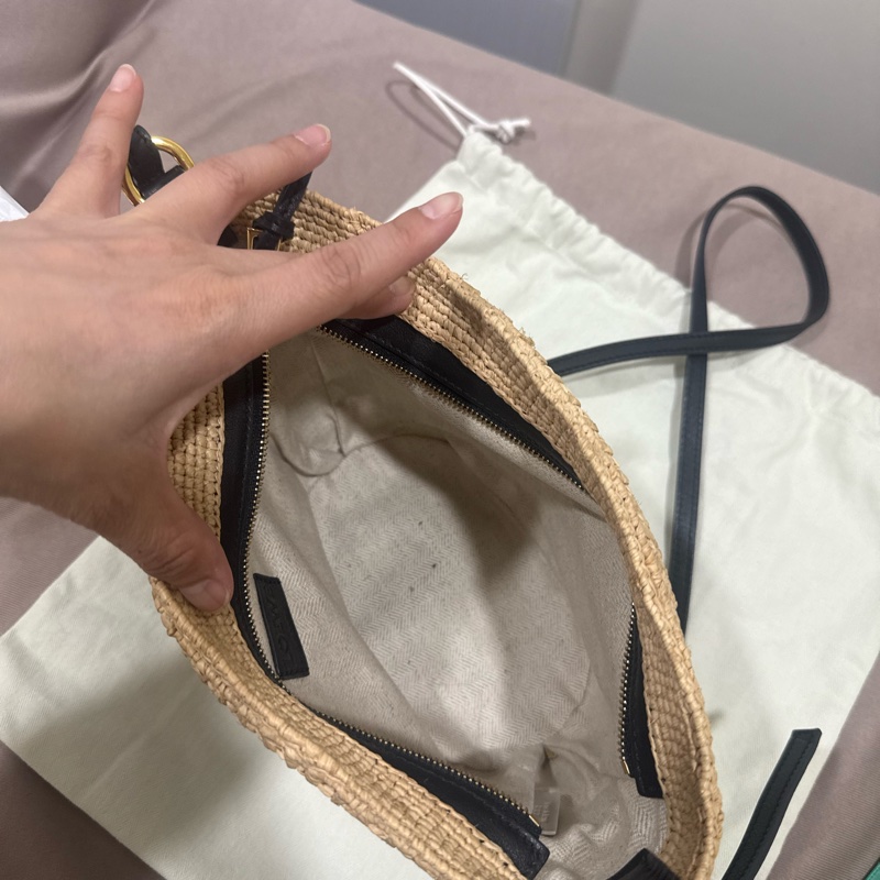 LOEWE 新款Anagram 立體壓紋拼皮條紋酒椰纖維 Pochette水桶斜背包-8