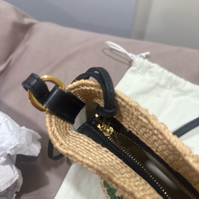 LOEWE 新款Anagram 立體壓紋拼皮條紋酒椰纖維 Pochette水桶斜背包-10