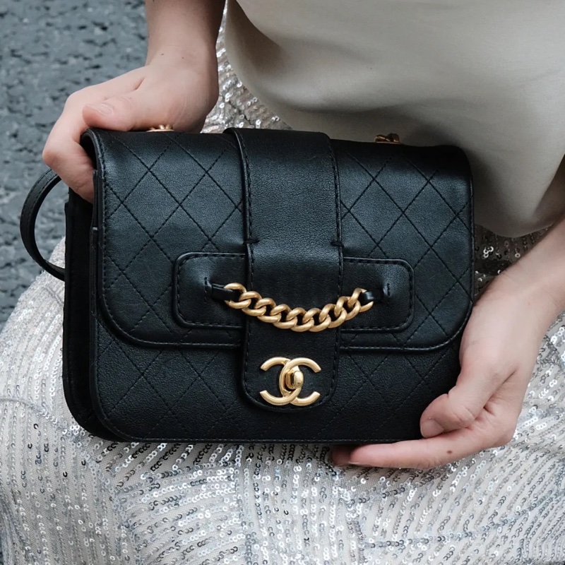 Chanel • Graphic Chic 宮廷黑金鏈條山羊皮郵差包 全配-0