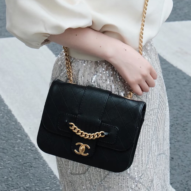 Chanel • Graphic Chic 宮廷黑金鏈條山羊皮郵差包 全配-1