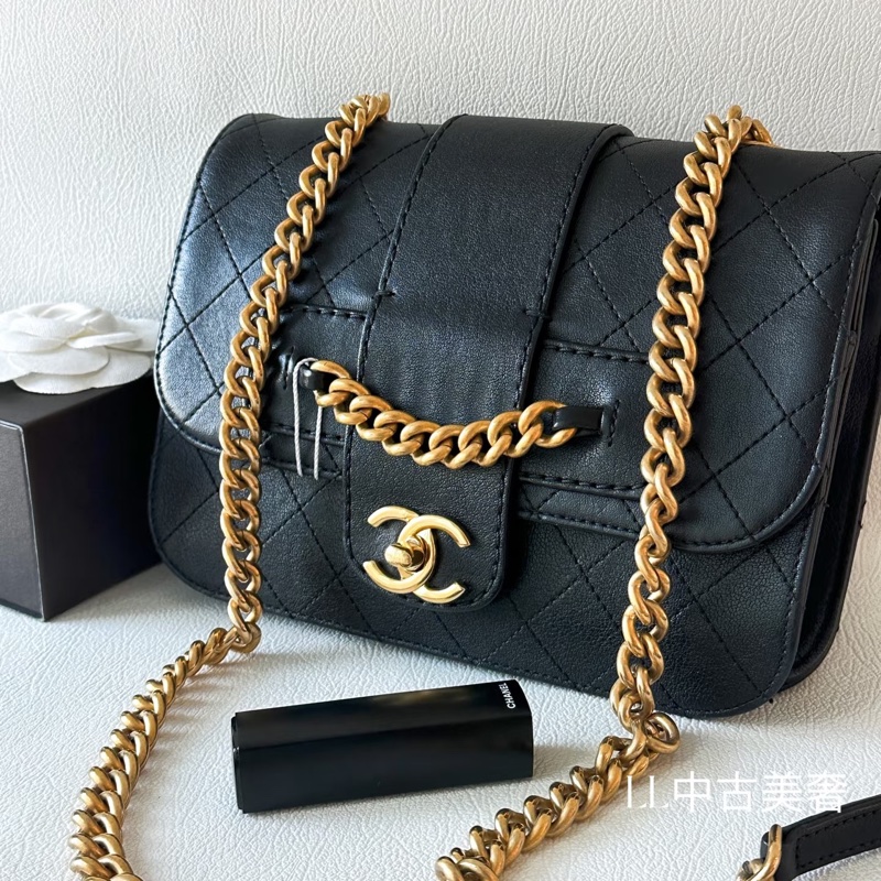 Chanel • Graphic Chic 宮廷黑金鏈條山羊皮郵差包 全配-4