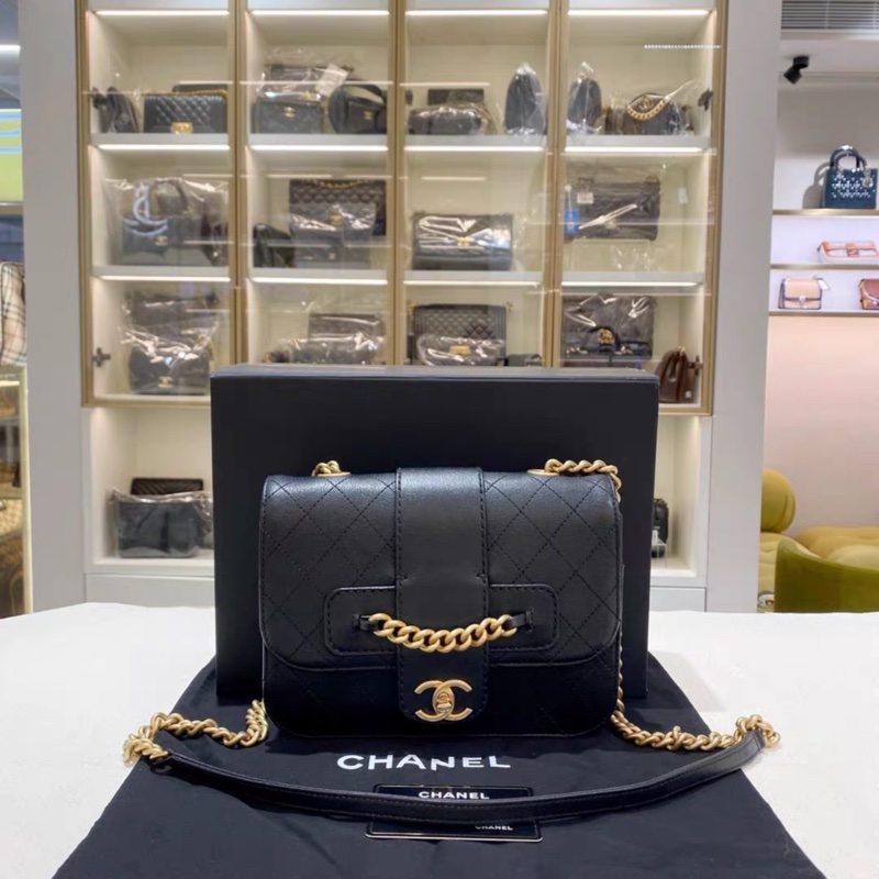 Chanel • Graphic Chic 宮廷黑金鏈條山羊皮郵差包 全配-5