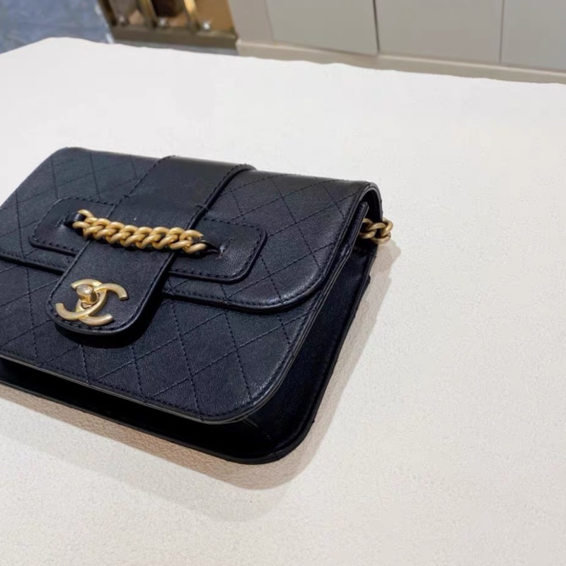 Chanel • Graphic Chic 宮廷黑金鏈條山羊皮郵差包 全配-7