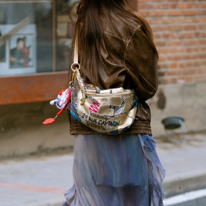 chanel 超閃✨金色塗鴉款胸背包 AS0868-1