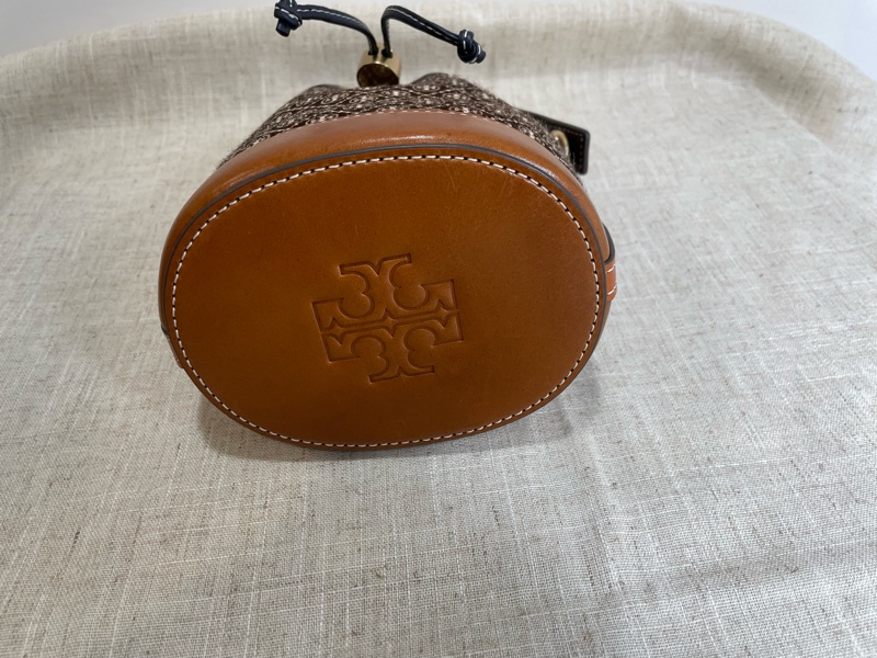 TORY BURCH 麂皮壓紋兩用水桶包-8