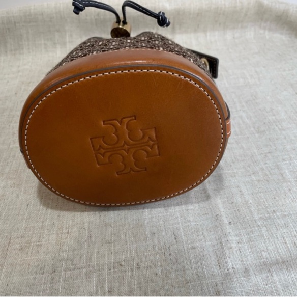 TORY BURCH 麂皮壓紋兩用水桶包-23