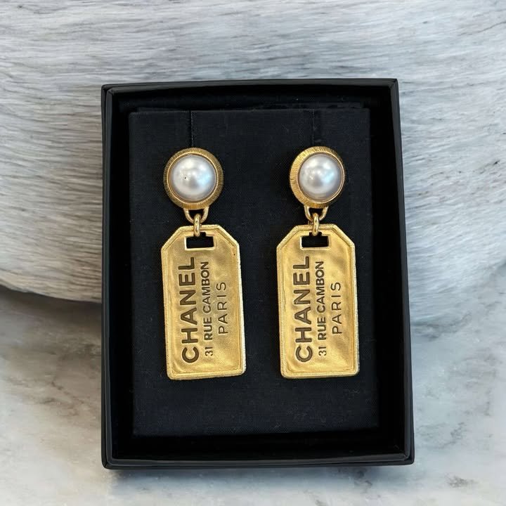 Chanel金鑲珍珠垂吊金牌耳環-1