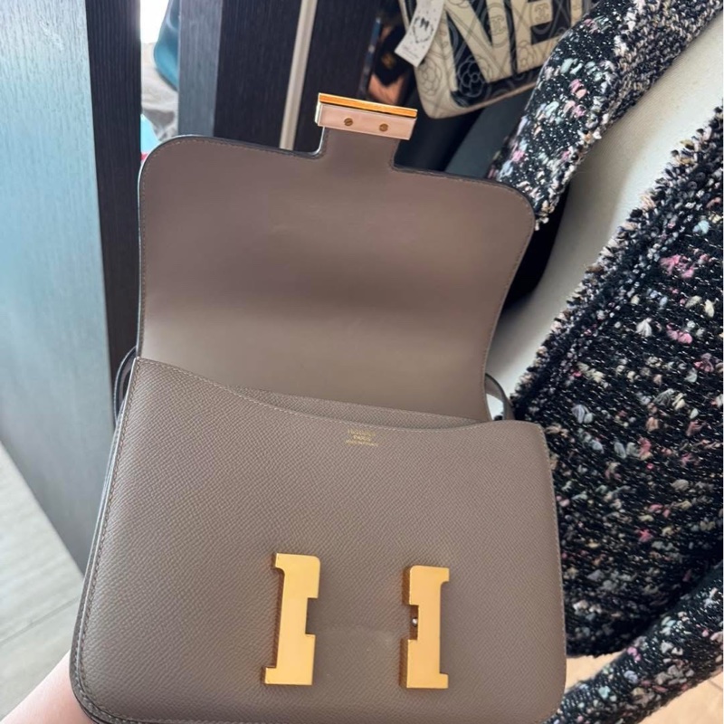 平台最低價金剛色風衣灰✨ HERMÈS 愛馬仕 Constance 康康 24 M8 銀河灰 風衣灰Gris Asphalte Epsom牛皮 玫瑰金扣-9