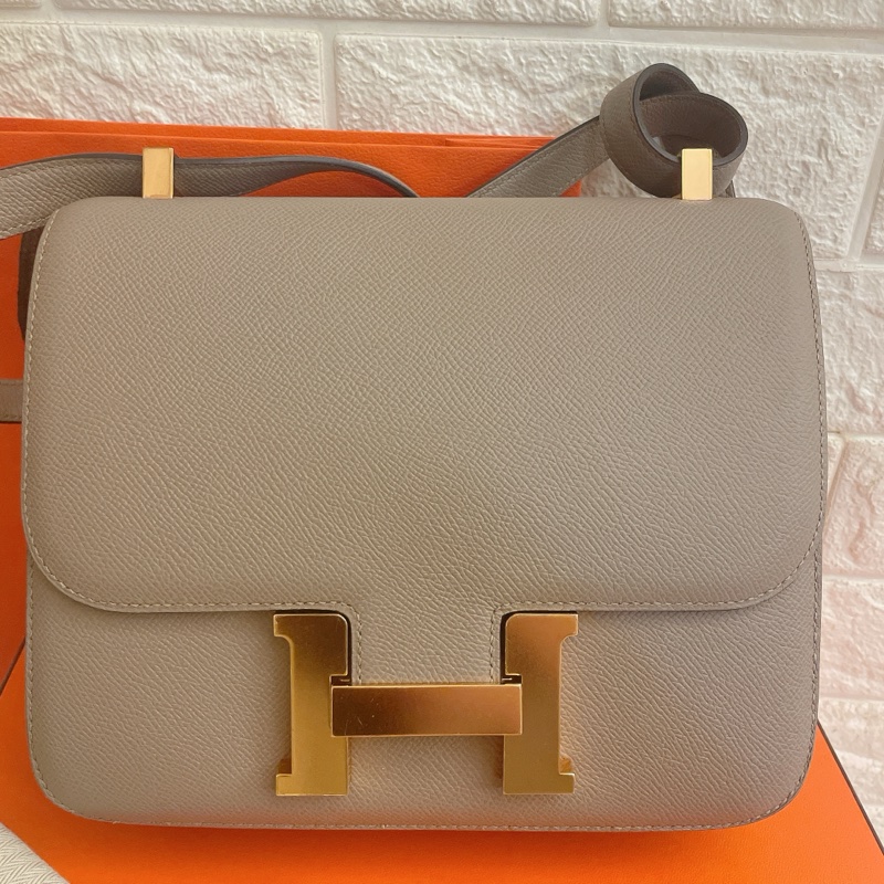 平台最低價金剛色風衣灰✨ HERMÈS 愛馬仕 Constance 康康 24 M8 銀河灰 風衣灰Gris Asphalte Epsom牛皮 玫瑰金扣-12